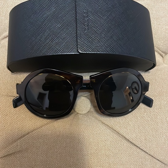 Prada - Picture 1 of 9